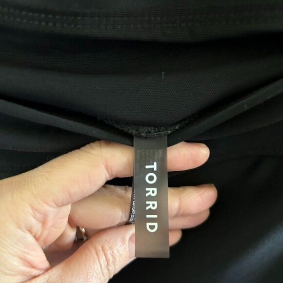 Torrid 2 Black Leggings 2X Cropped Athletic Active High-Rise Capri Swim Leggings - Picture 4 of 10